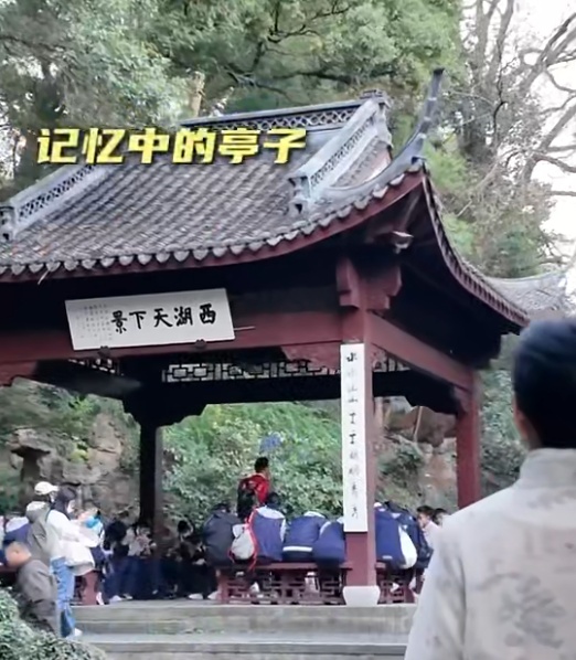 知名女演员在杭州坐公交:又回到熟悉的地方,网友:我的童年回忆啊 知名女演员在杭州坐公交:又回到熟悉的地方,网友:我的童年回忆啊