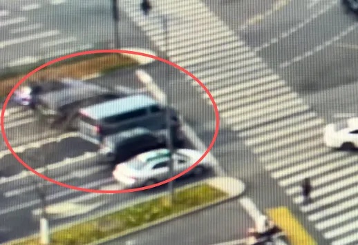 他们集体在路口停车，绿灯亮起也纹丝不动……网友：暖到了！