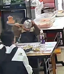 男孩吃完粉后向老板竖拇指称赞好吃，老板：疲惫被治愈，网友评：小孩哥一定经常被表扬