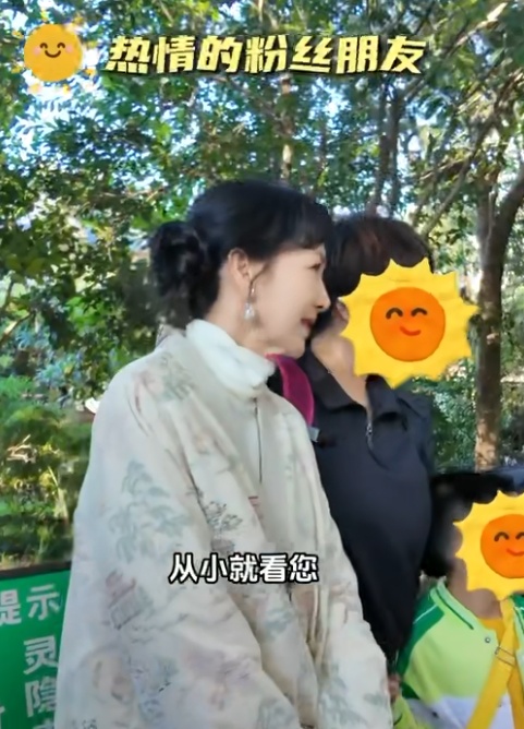 知名女演员在杭州坐公交:又回到熟悉的地方,网友:我的童年回忆啊 知名女演员在杭州坐公交:又回到熟悉的地方,网友:我的童年回忆啊