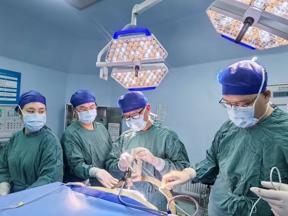 56岁体育老师确诊帕金森走路变“小碎步”，“脑机接口”黑科技助其恢复从容重返讲台