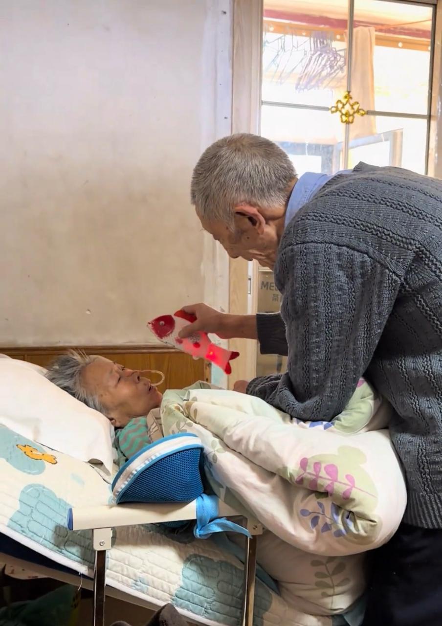 老辈子的爱情！姥姥卧病在床，姥爷拿玩具逗她开心，“无论健康或疾病都一辈子相守”
