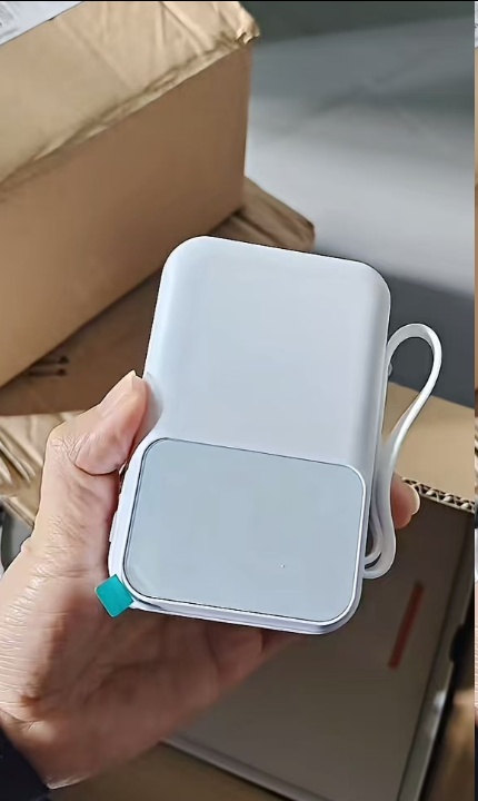 新型诈骗？女子收3个陌生快递全是充电宝，网友一句话吓得她送到派出所，结局令人意外