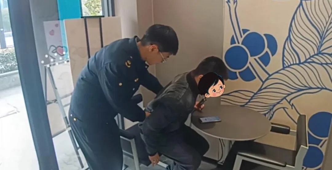 他们集体在路口停车，绿灯亮起也纹丝不动……网友：暖到了！