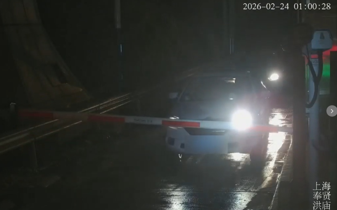 车主堵住上海一收费站卡口大闹,理由荒唐!警方劝阻无效:行政处罚! 车主堵住上海一收费站卡口大闹,理由荒唐!警方劝阻无效:行政处罚!