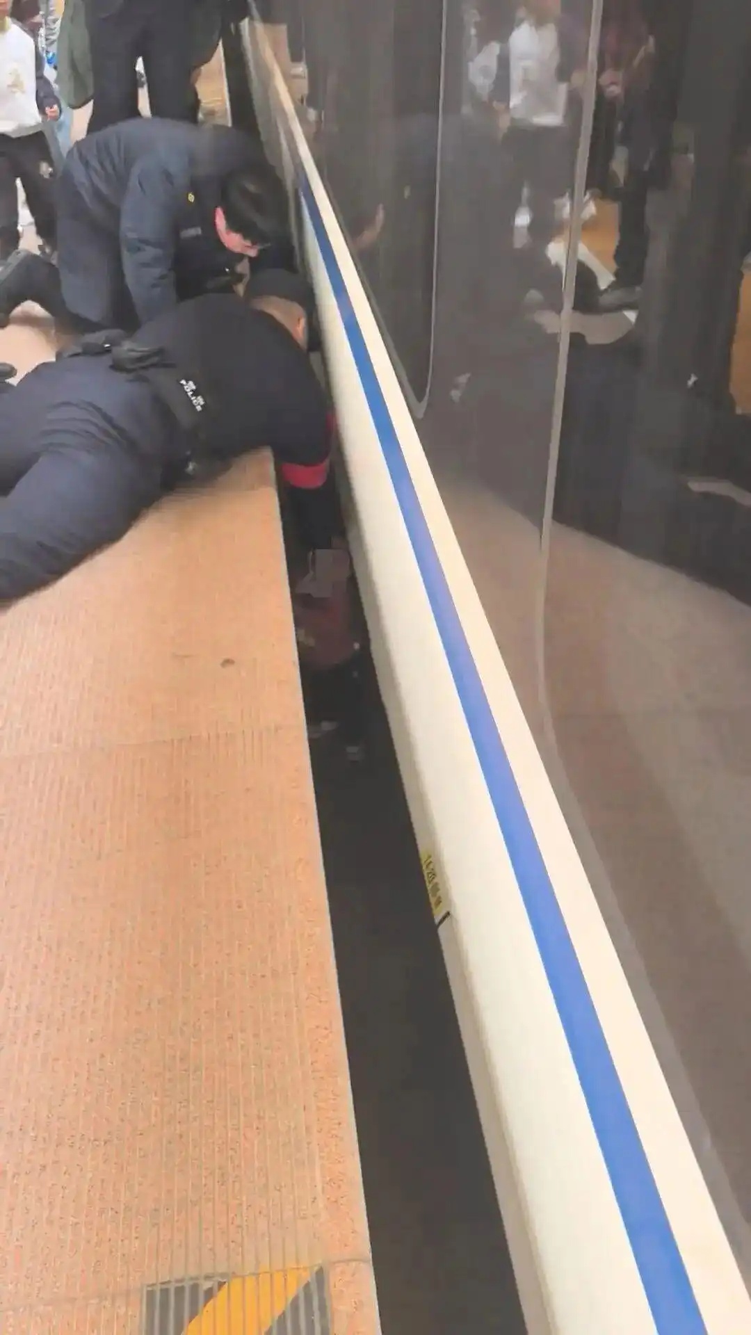 揪心!南京一儿童不慎掉入列车与站台间隙,这份安全指南请收好→ 揪心!南京一儿童不慎掉入列车与站台间隙,这份安全指南请收好→