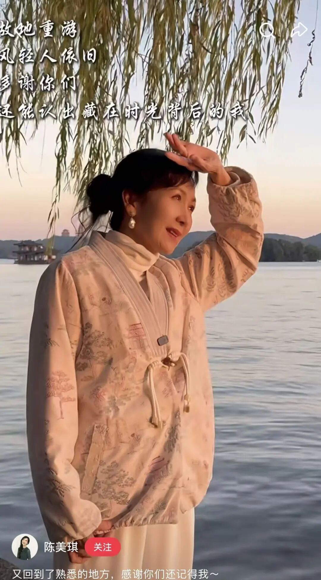 知名女演员在杭州坐公交:又回到熟悉的地方,网友:我的童年回忆啊 知名女演员在杭州坐公交:又回到熟悉的地方,网友:我的童年回忆啊