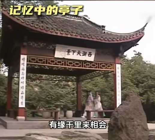 知名女演员在杭州坐公交:又回到熟悉的地方,网友:我的童年回忆啊 知名女演员在杭州坐公交:又回到熟悉的地方,网友:我的童年回忆啊