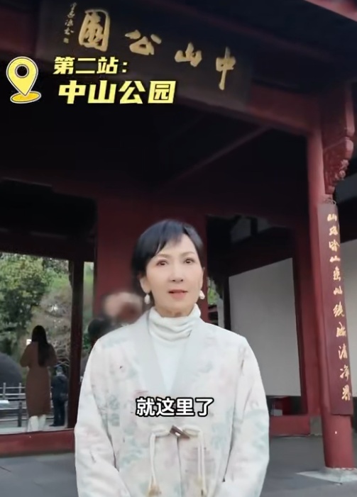 知名女演员在杭州坐公交:又回到熟悉的地方,网友:我的童年回忆啊 知名女演员在杭州坐公交:又回到熟悉的地方,网友:我的童年回忆啊