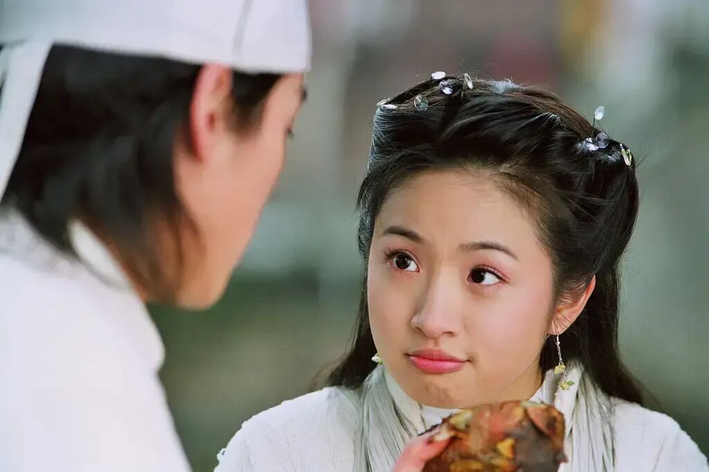 演员林依晨自曝做脑部手术经历，“醒来满嘴血腥味，感觉离死亡很近”，此前经常熬夜