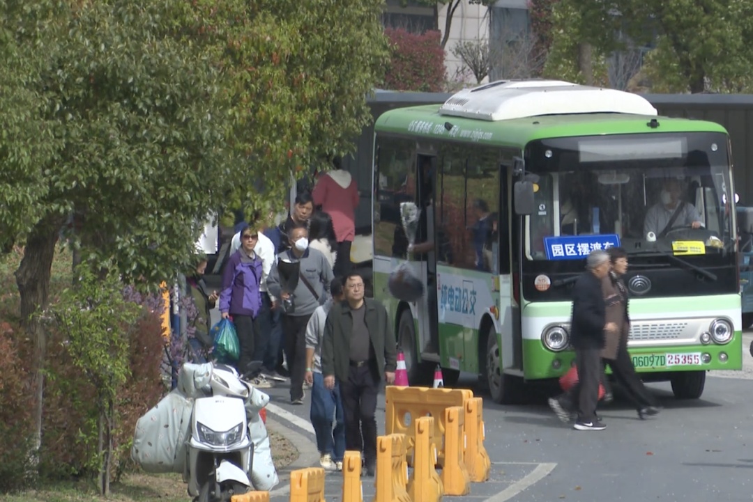 南京多家墓园出现清明祭扫首波人流高峰，停车攻略请收好！