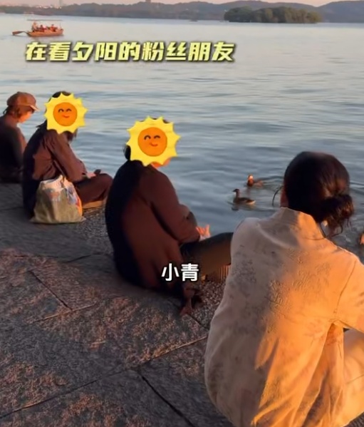 知名女演员在杭州坐公交:又回到熟悉的地方,网友:我的童年回忆啊 知名女演员在杭州坐公交:又回到熟悉的地方,网友:我的童年回忆啊