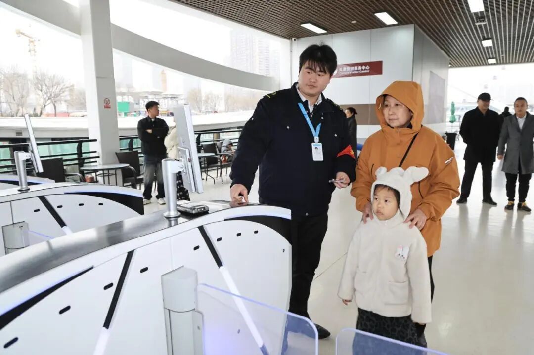 泛舟海河 满城春色