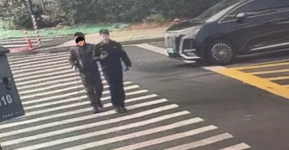 他们集体在路口停车，绿灯亮起也纹丝不动……网友：暖到了！