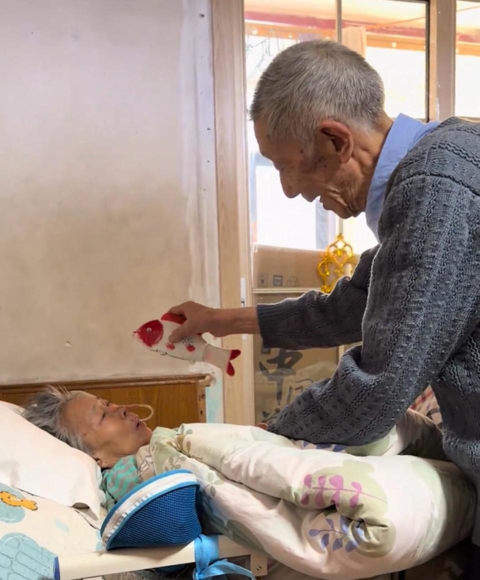 老辈子的爱情！姥姥卧病在床，姥爷拿玩具逗她开心，“无论健康或疾病都一辈子相守”