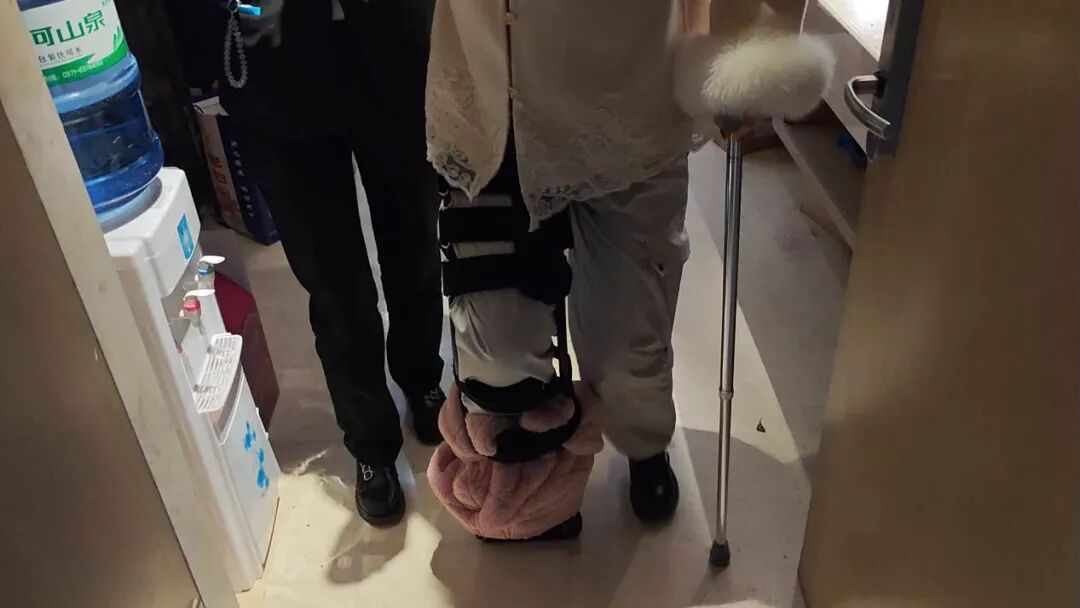 郑州一酒店洗手台脱落，女教师脚趾被砸骨折；酒店：不推卸责任，配合走理赔程序