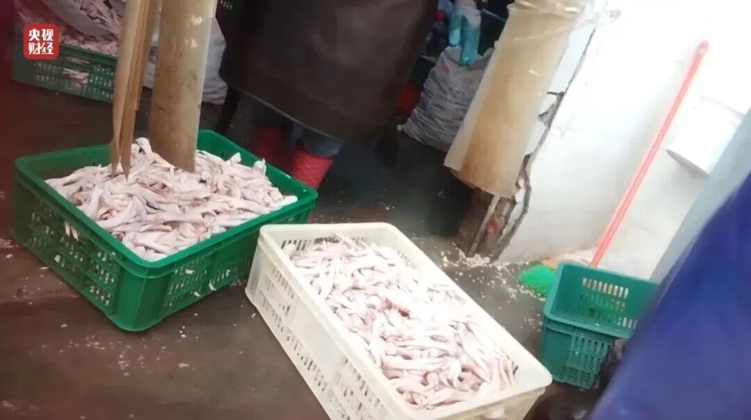 “漂白鸡爪”曝光!被踩了继续用,员工自己从来不吃 “漂白鸡爪”曝光!被踩了继续用,员工自己从来不吃