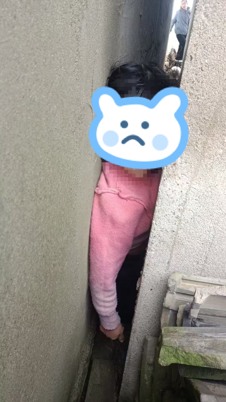 两栋房夹出“致命缝隙”,女童被困!邻居二话不说:拆! 两栋房夹出“致命缝隙”,女童被困!邻居二话不说:拆!