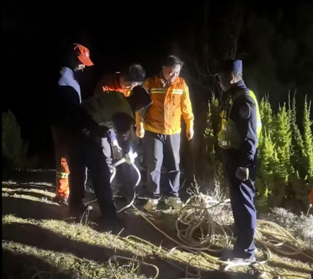 一翼装飞行者迫降峭壁随时可能坠落,多方紧急救援 一翼装飞行者迫降峭壁随时可能坠落,多方紧急救援