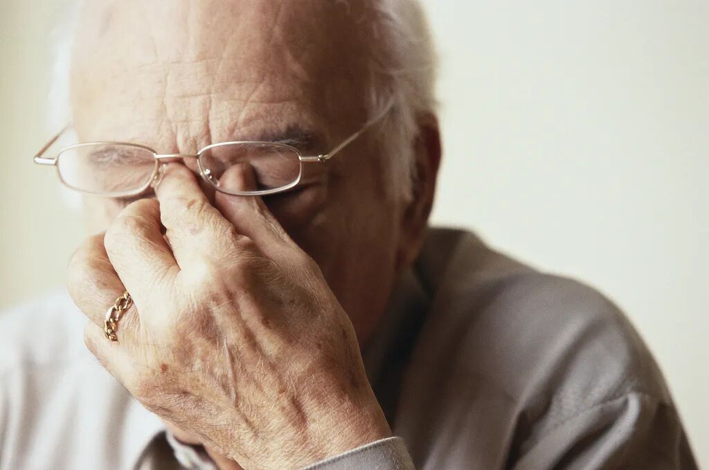 老人长期刷手机，致近视2300度！给所有老辈子提个醒