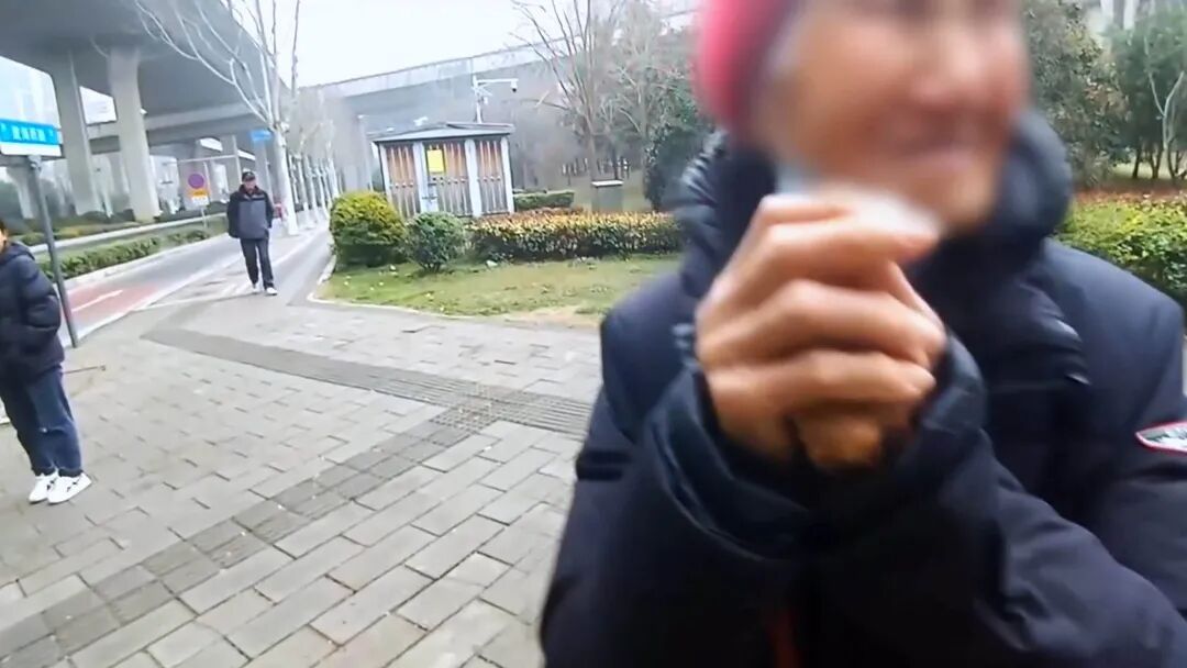 郑州90岁老人迷路，民警想叫车被婉拒：心疼民警花钱