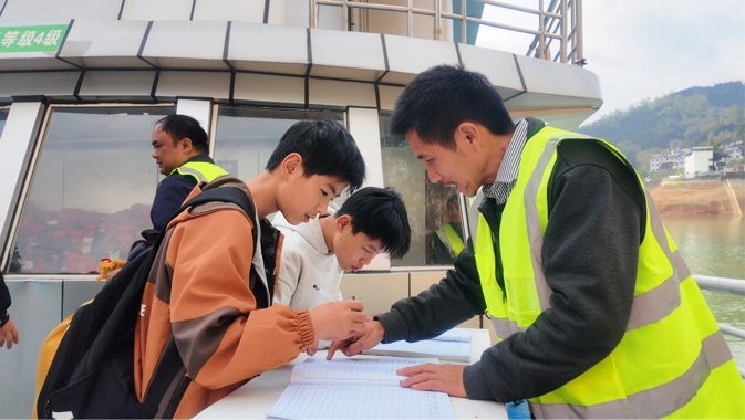 观云台丨免费摆渡14年！云南大山深处有个“水上校船”