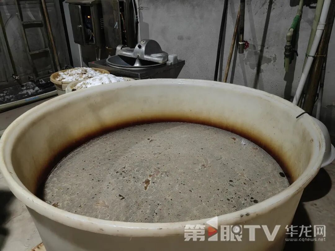 现场直击！央视“3·15”晚会曝光“漂白鸡爪”， 重庆市市场监管执法人员连夜调查处置