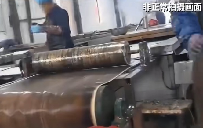 “网红锅巴与臭鞋垫一起烤”,暗访画面曝光引众怒,官方通报立案调查 “网红锅巴与臭鞋垫一起烤”,暗访画面曝光引众怒,官方通报立案调查