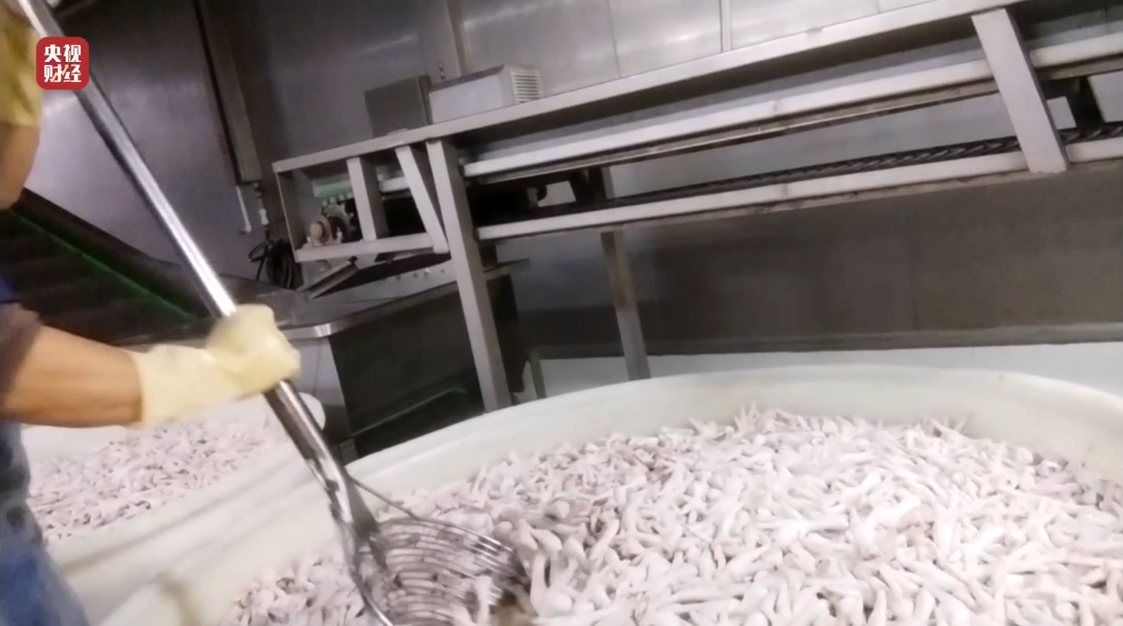 315晚会曝光漂白鸡爪，生产车间环境脏乱不堪