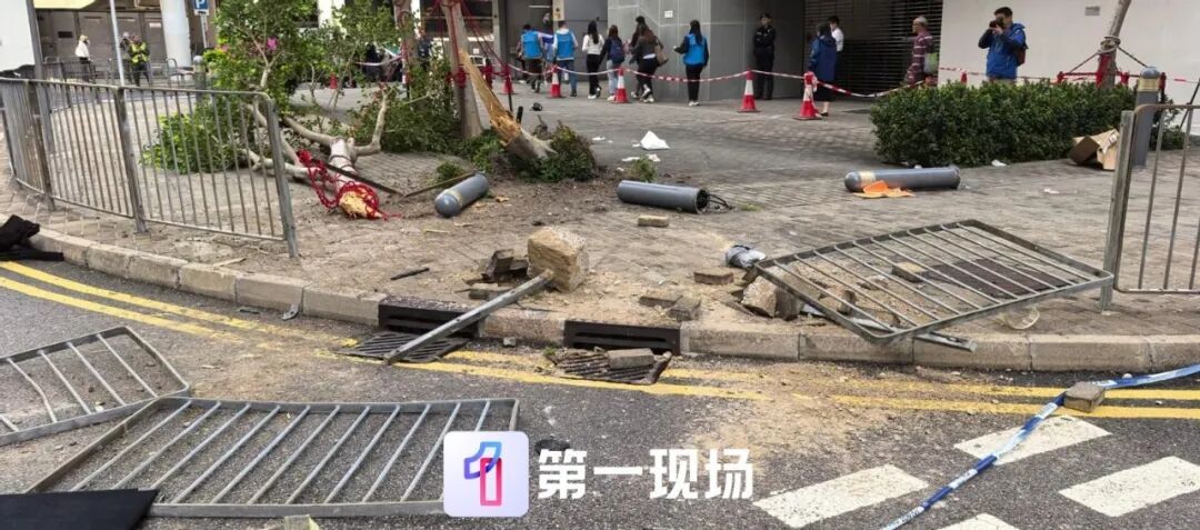 香港一私家车冲上人行道撞伤8人！车上女乘客被抛出车外，75岁司机被拘捕