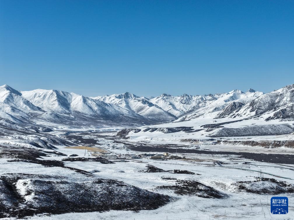 青海果洛：春雪映群山