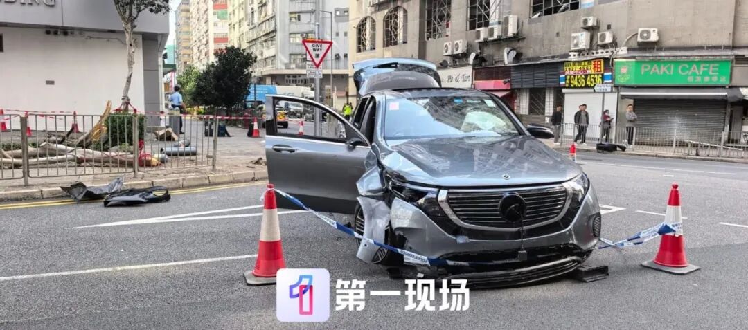 香港一私家车冲上人行道撞伤8人！车上女乘客被抛出车外，75岁司机被拘捕