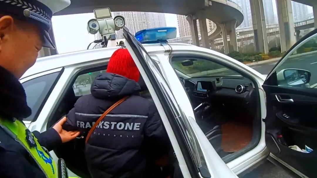 郑州90岁老人迷路，民警想叫车被婉拒：心疼民警花钱