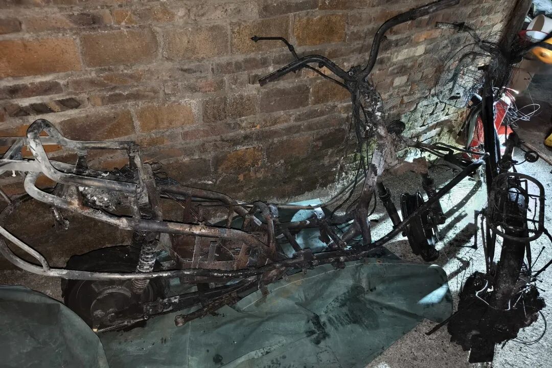 烧得只剩框架!警惕家里闲置的它 烧得只剩框架!警惕家里闲置的它