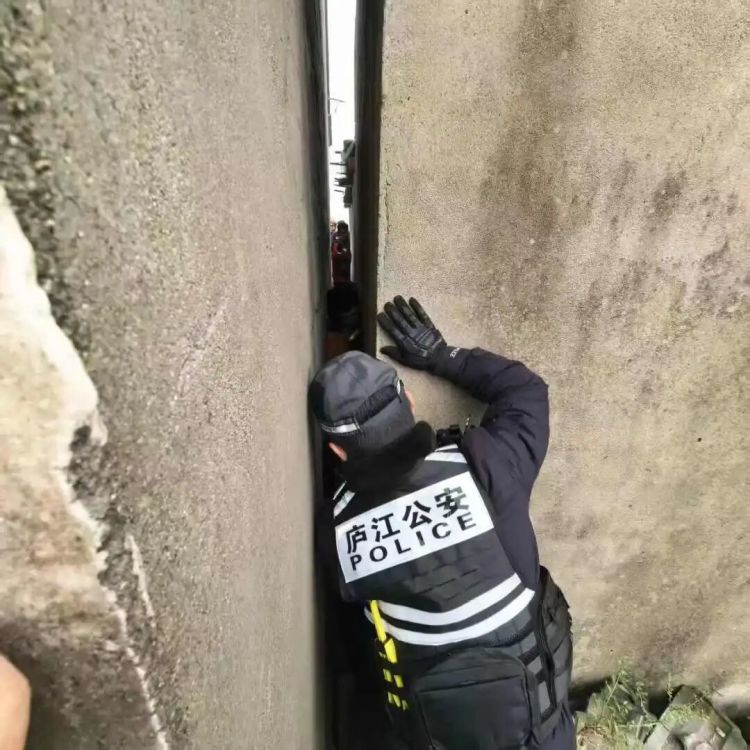 两栋房夹出“致命缝隙”,女童被困!邻居二话不说:拆! 两栋房夹出“致命缝隙”,女童被困!邻居二话不说:拆!