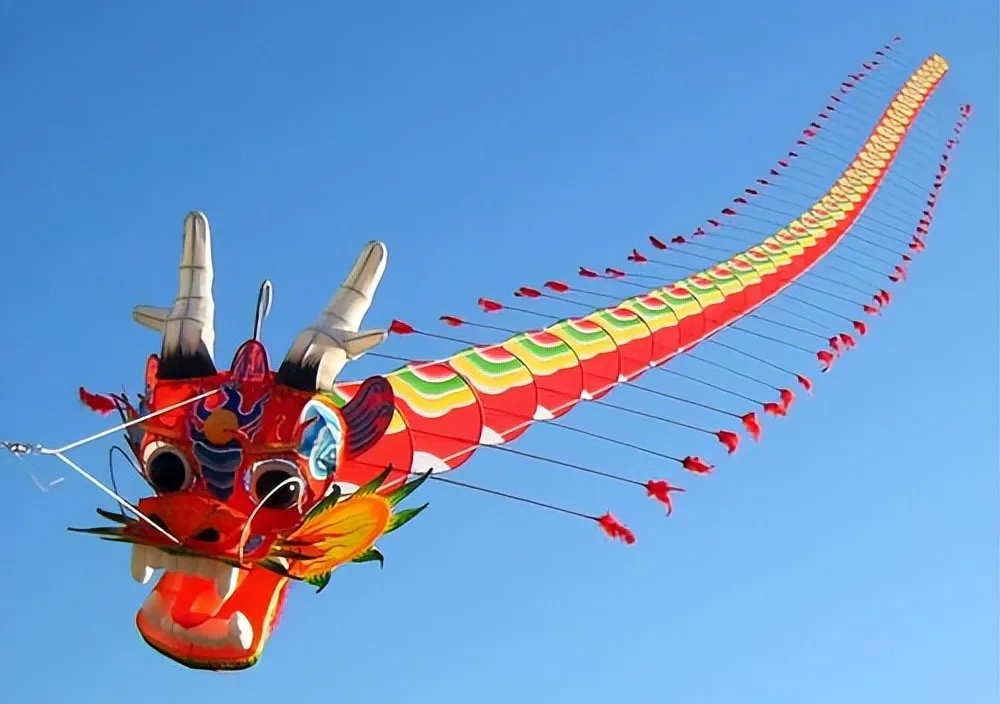 警惕！男子骑摩托过桥时被割脸，“凶器”又是它！