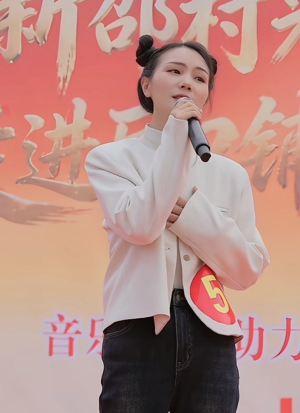 湖南一乡村歌唱比赛“小王菲”爆火，经典名曲唱响惊艳全场！当事人：声音像但长得不像