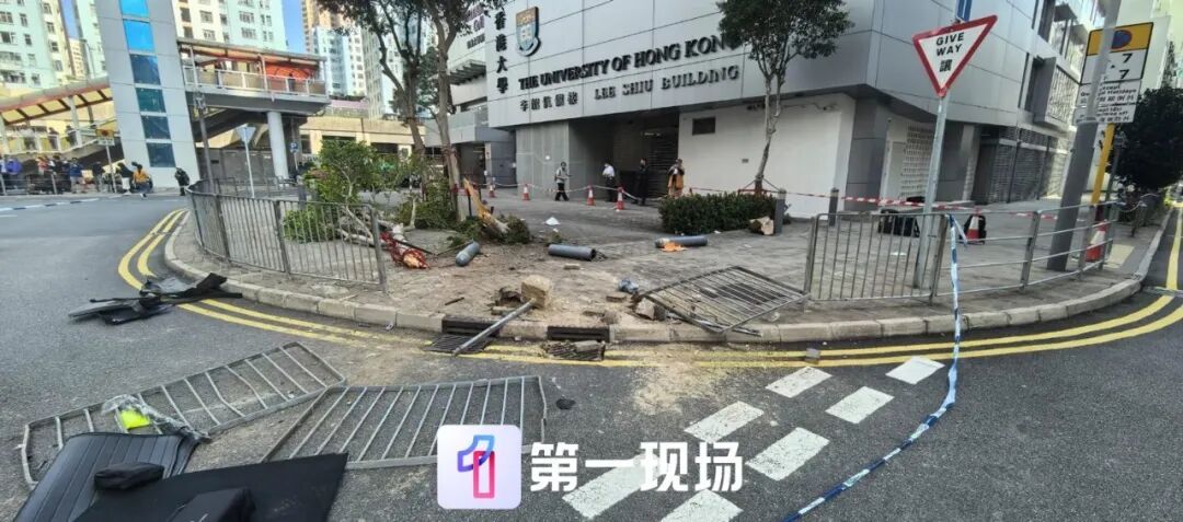 香港一私家车冲上人行道撞伤8人！车上女乘客被抛出车外，75岁司机被拘捕