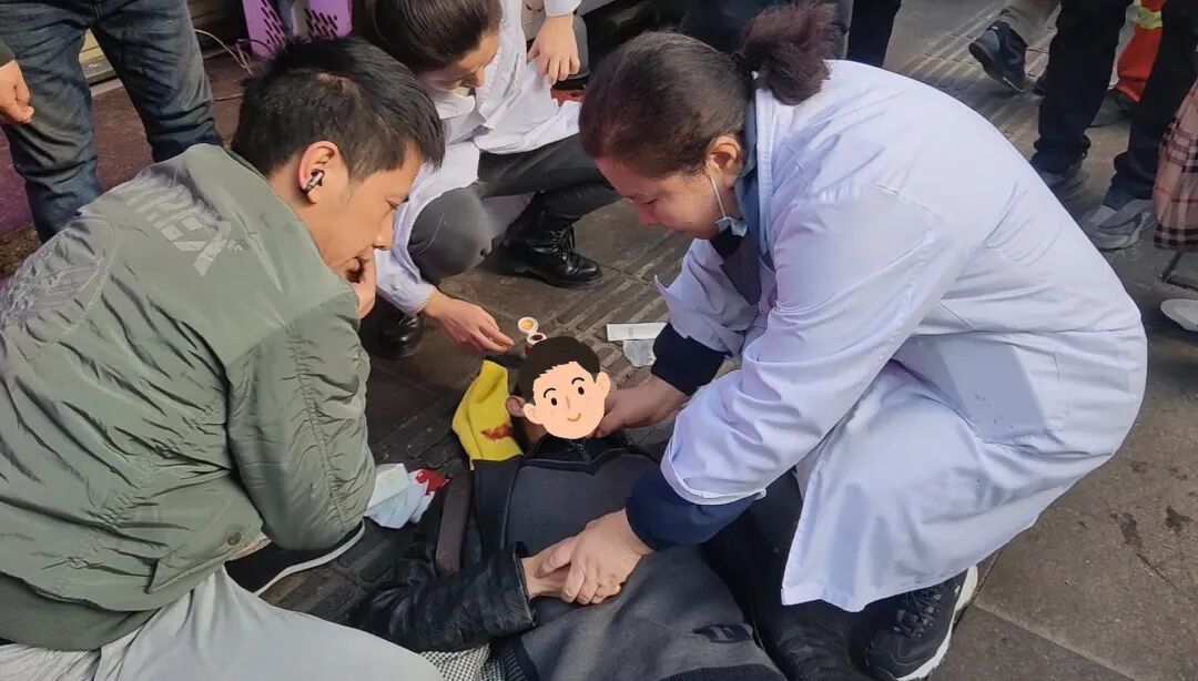 老人街头晕倒流血,武汉社区医生紧急施救,20分钟上演生命接力 老人街头晕倒流血,武汉社区医生紧急施救,20分钟上演生命接力