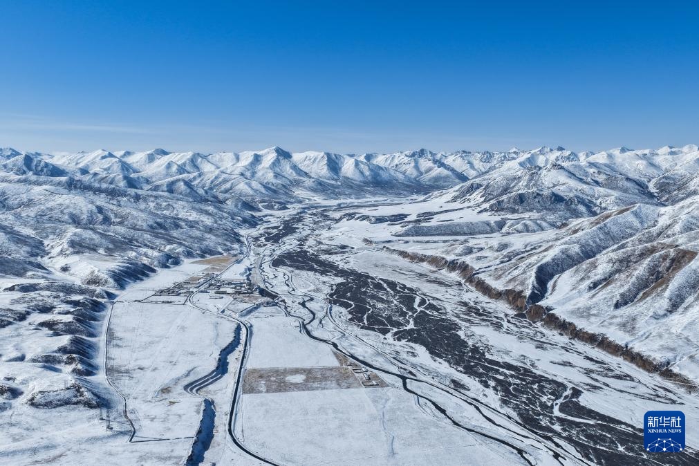 青海果洛：春雪映群山