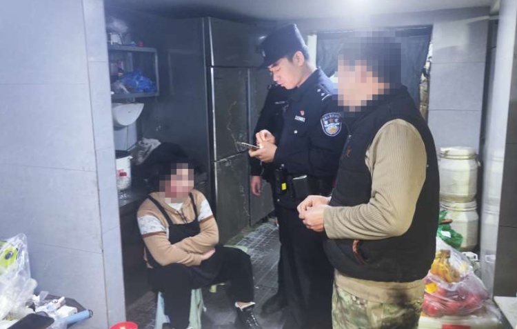 发现妻子悄悄购买“电影票”后,丈夫报了警…… 发现妻子悄悄购买“电影票”后,丈夫报了警……