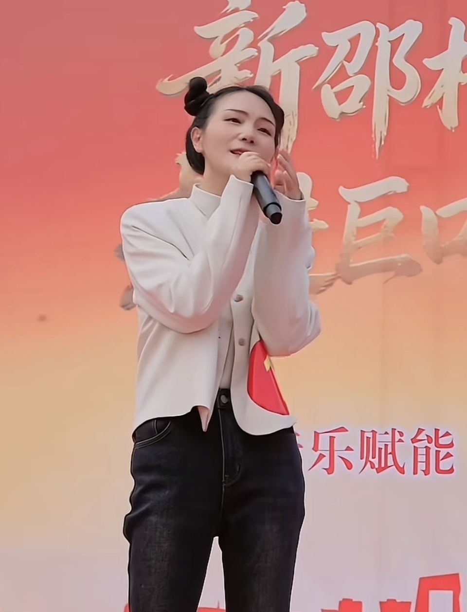 湖南一乡村歌唱比赛“小王菲”爆火，经典名曲唱响惊艳全场！当事人：声音像但长得不像