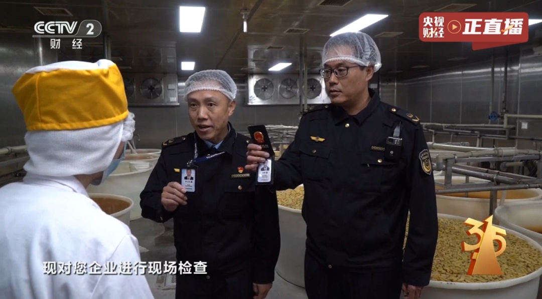 315晚会曝光漂白鸡爪：食品加工车间刺鼻的腥臭味让人作呕，涉事企业已被查封