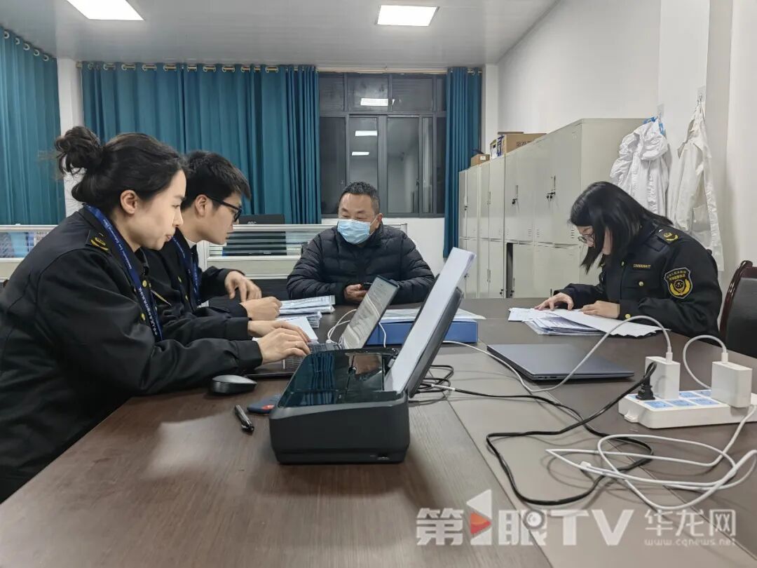 现场直击！央视“3·15”晚会曝光“漂白鸡爪”， 重庆市市场监管执法人员连夜调查处置