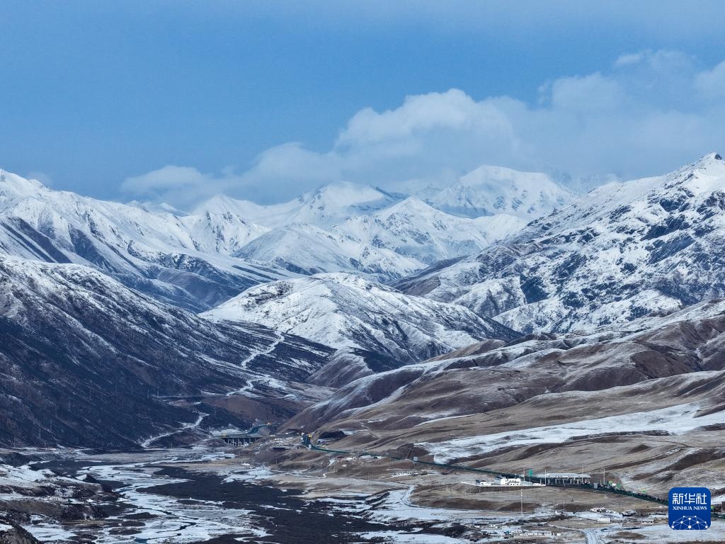青海果洛：春雪映群山