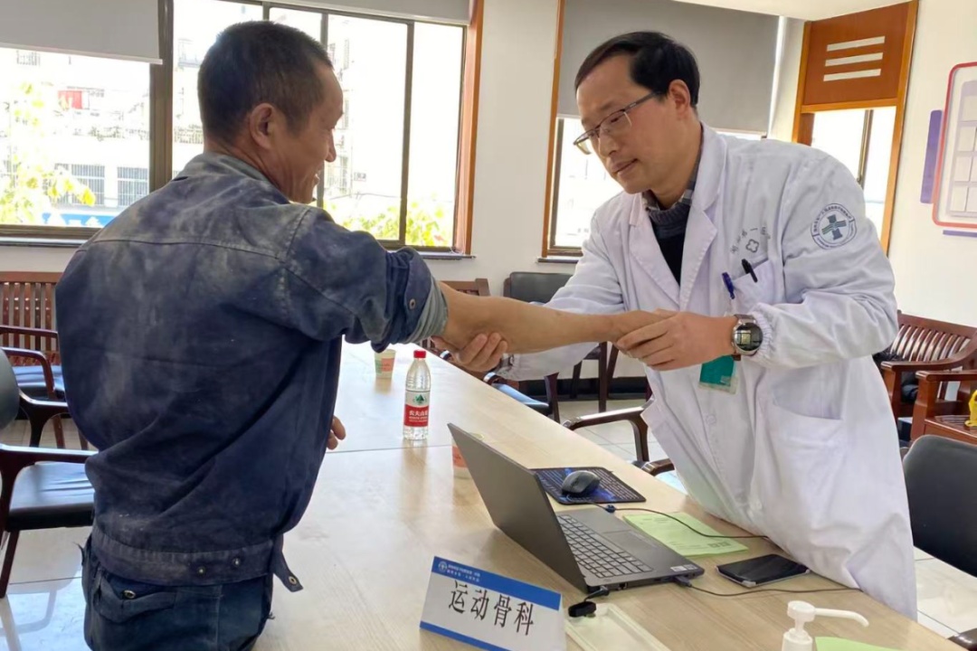 “亲爱的胡叔叔：xiè xiè您帮我治好了tuǐ téng……”