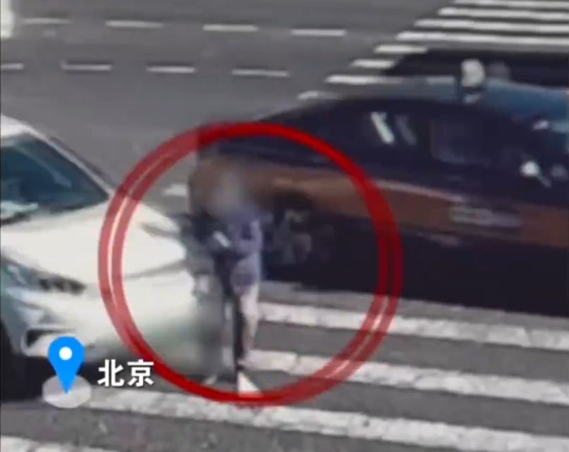 过斑马线时绿灯变红灯，89岁老人被撞身亡，谁该担责？北京交警这样划定——