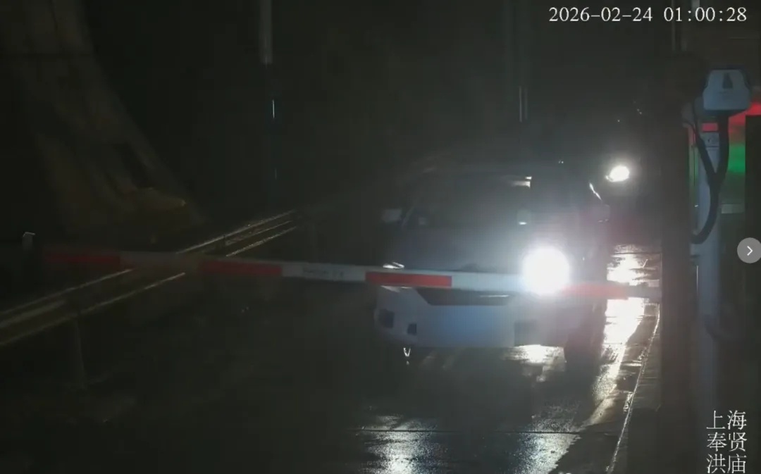 上海一车主大闹收费站,竟认为“进服务区”就是“出高速”,网友吐槽:巨婴! 上海一车主大闹收费站,竟认为“进服务区”就是“出高速”,网友吐槽:巨婴!