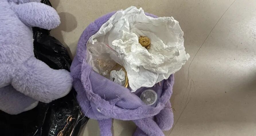 玩偶里竟藏45克黄金?“00后”新警4小时破案! 玩偶里竟藏45克黄金?“00后”新警4小时破案!