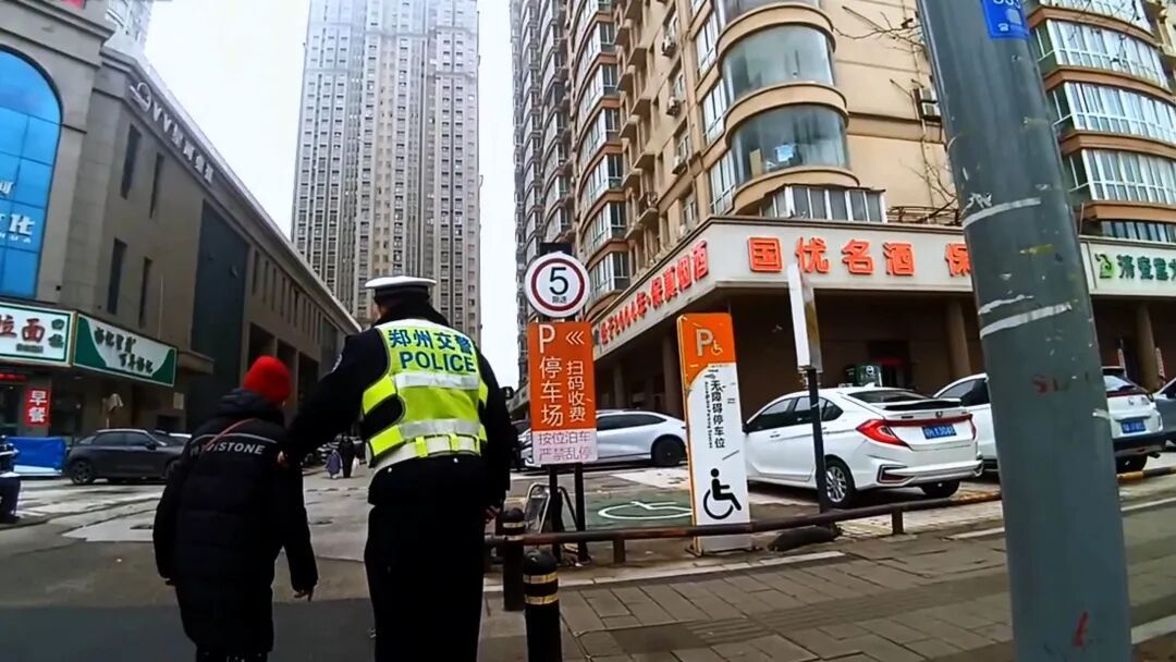 郑州90岁老人迷路，民警想叫车被婉拒：心疼民警花钱